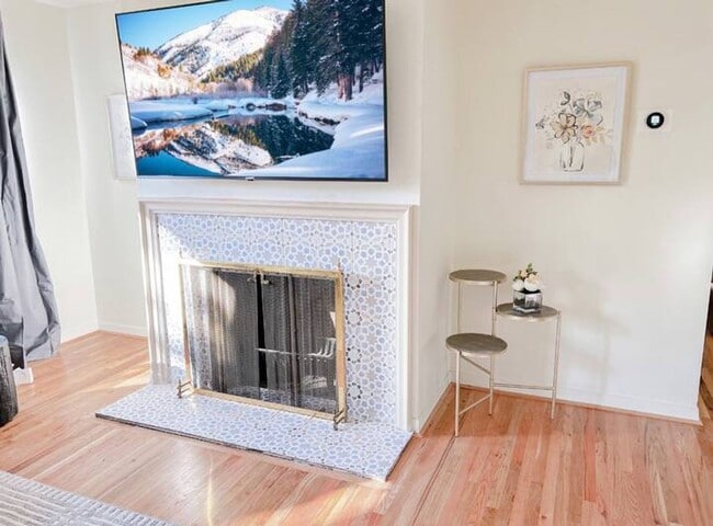 Building Photo - Modern 4 bed/2 bath with Mountain Views and a Fenced Backyard