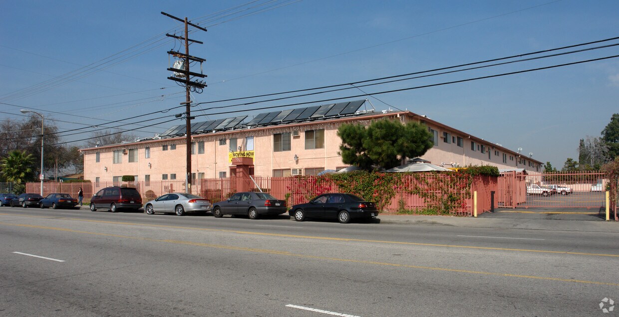 Foto principal - 11741 Saticoy St