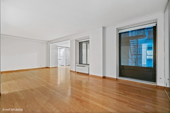 Building Photo - 40 E Delaware Pl
