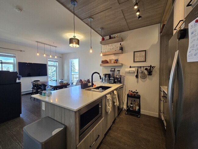 Building Photo - 2702-2717 17 Ave SW