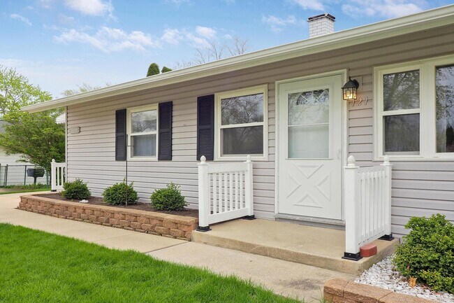 Building Photo - 121 Elm Ln