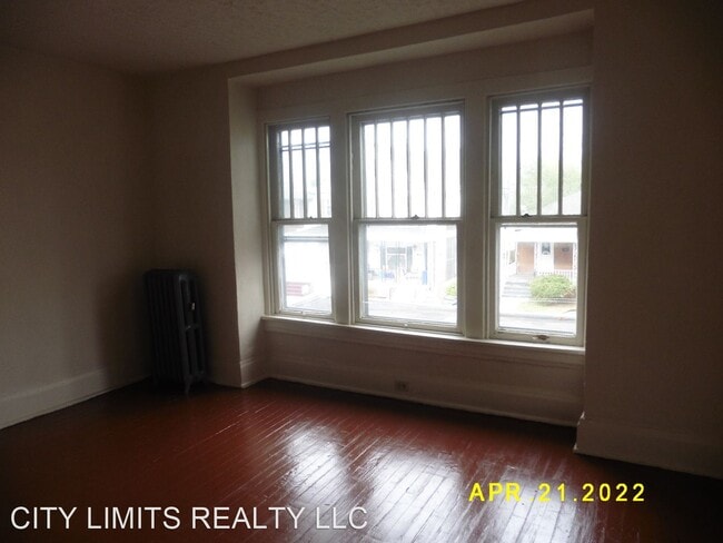Building Photo - 3 br, 1 bath House - 3215 N. 6th