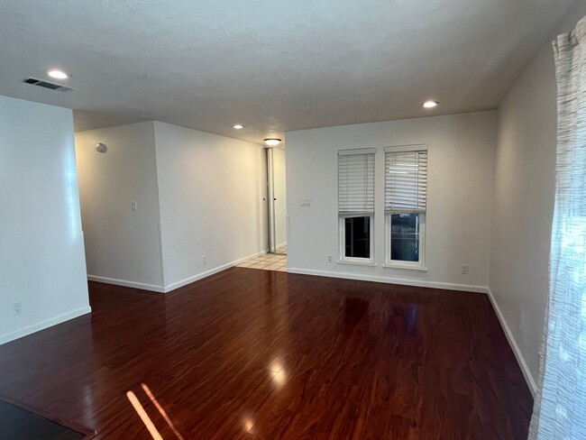 Building Photo - 3 bed, 2 bath with AC, hardwood/laminate f...