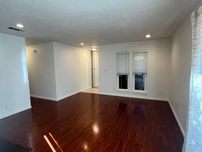 Foto del edificio - 3 bed, 2 bath with AC, hardwood/laminate f...