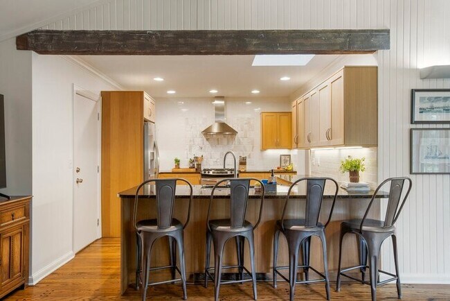 Foto del edificio - Blissful Brookside Abode- 3/2-Utica Sq/EXP...