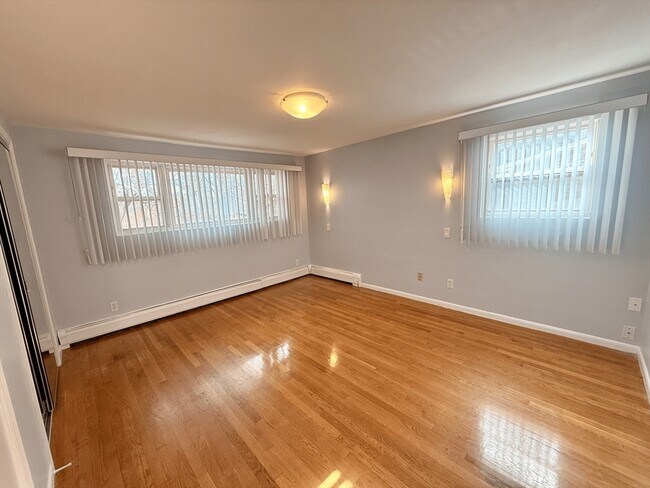 Foto del edificio - 28 College Farm Rd