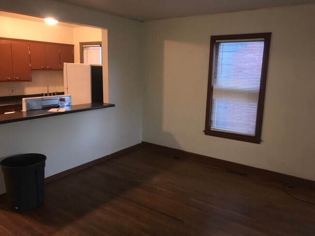 Sala de estar con barra y cocina - 221 State St