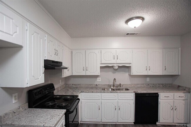 Building Photo - 302 Bellevue Cir