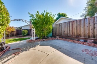 Building Photo - 4712 Clarendon Dr
