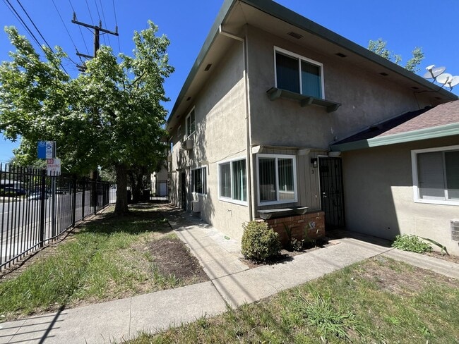 Building Photo - MOVE IN SPECIAL! $100 OFF FIRST 2 MONTHS OF RENT!!! 2 BEDROOM 1 BATH