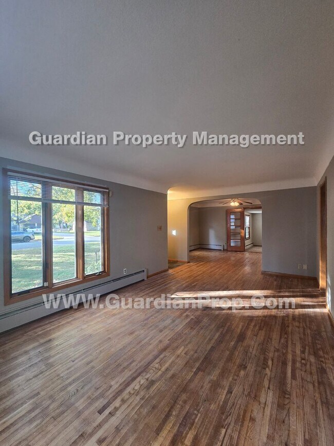 Foto del edificio - Move-in special and available Now! Bloomington Single Family Home, 2 Car Garage, new kitchen appl...