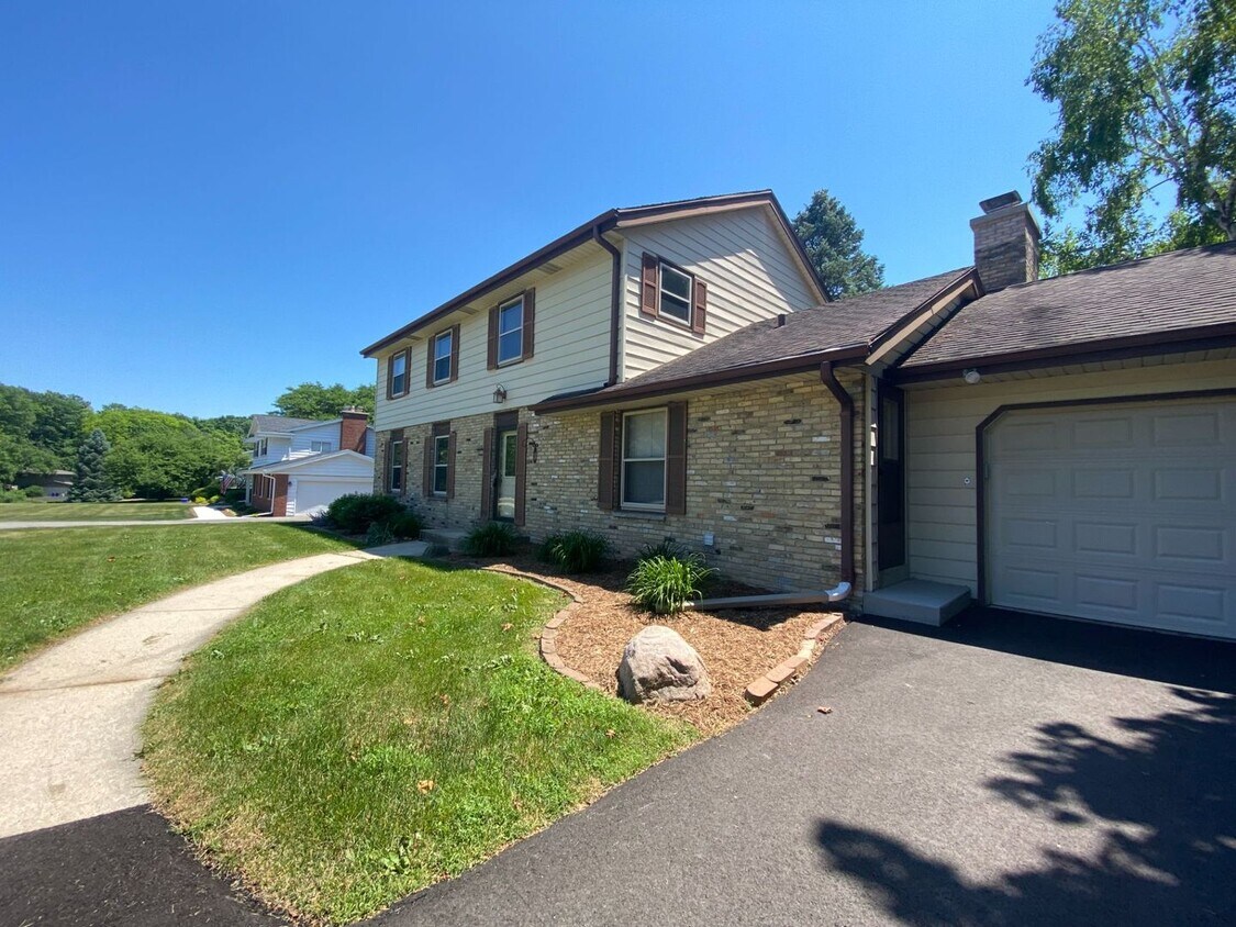 Foto principal - Spacious Single-Family Home in Carriage Hi...