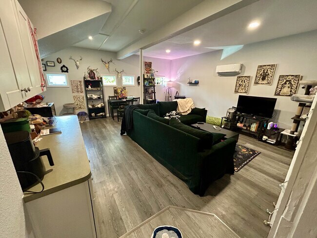 Cocina/sala de estar abierta - 404 Jagoe St