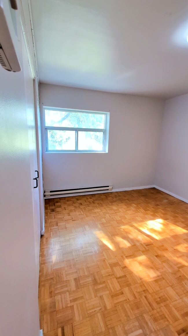 Building Photo - 3015 Sandwich St.