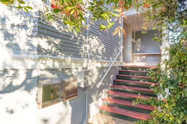 Building Photo - Light And Bright Studio In Prime Berkeley Neighborhood!