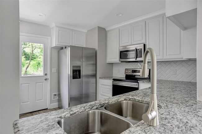 Building Photo - 1100 W Day St