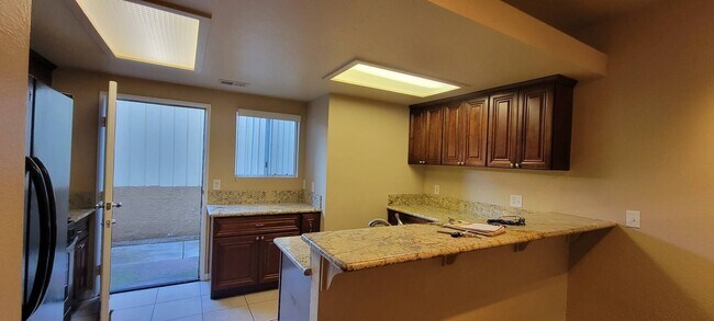 Foto del edificio - Updated 2 Bed, 2 Bath 2-Story Condo with Garage