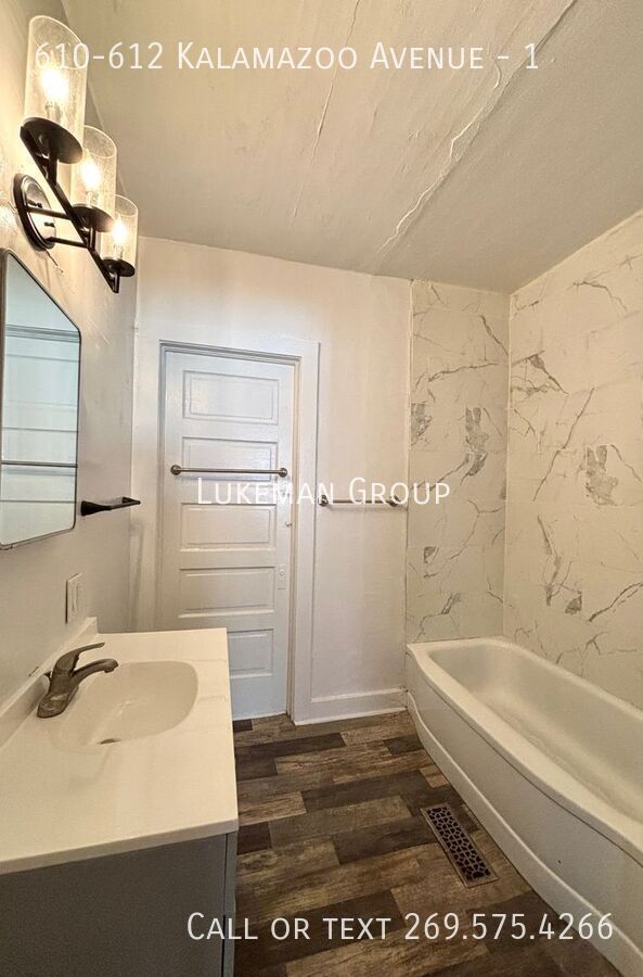 Foto del edificio - 610-612 Kalamazoo Avenue-1