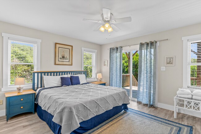 Foto del edificio - 5207 Emerald Dr