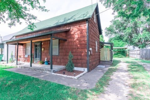 Building Photo - 2 bedrooms upstairs, 1 downstairs 1 bath c...