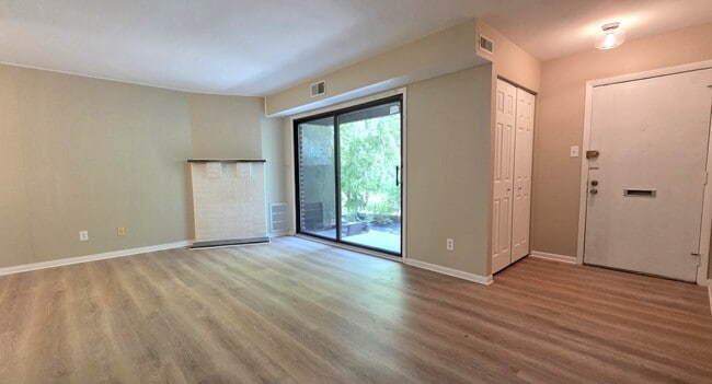 Building Photo - 705 Meadowbrook Dr