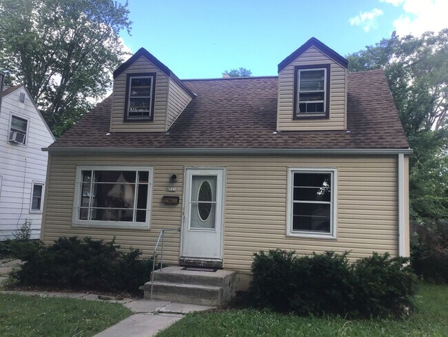 Building Photo - 4 Bedroom Single Family Home