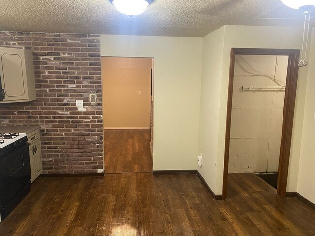 Building Photo - 3 Bed | 1.5 Bath | House