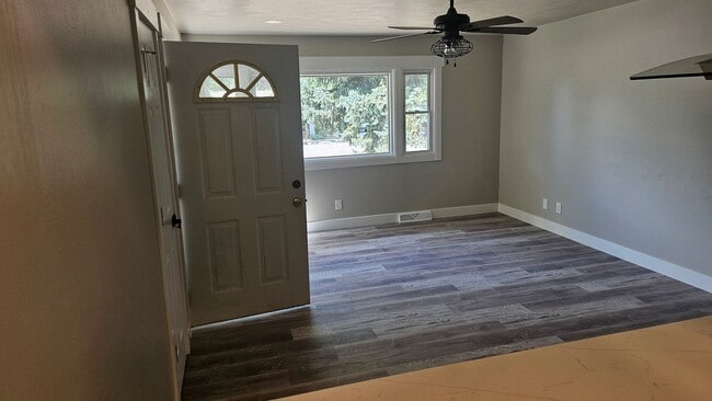 Building Photo - 3 Bedroom Cozy Remodeled Home