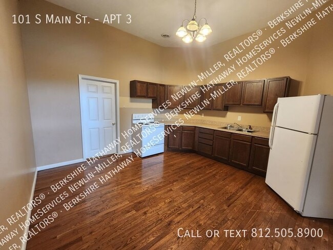 Building Photo - 1 Bedroom Upper Apartment Downtown Clinton