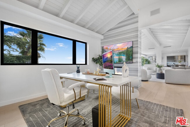 Foto del edificio - 2260 Maravilla Dr