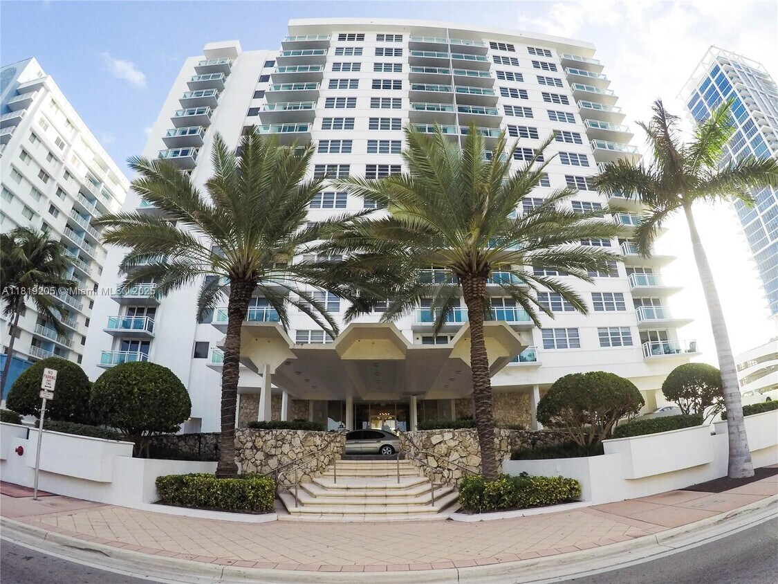 Foto principal - 6917 Collins Ave