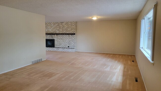 Foto del edificio - 4 Bed 2.5 Bath with A/C - Available Now!