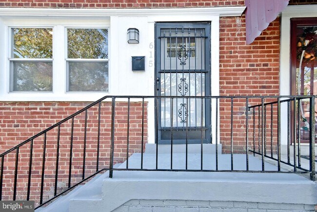 Building Photo - 615 Galveston Pl SE