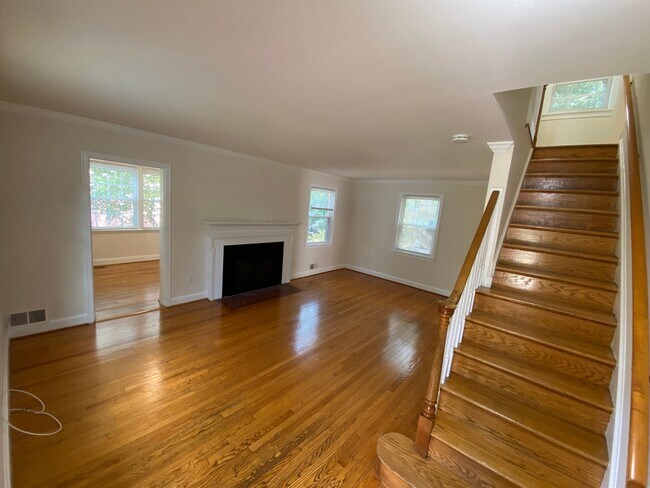 Foto del edificio - 3 Bed Brick Colonial Just Blocks from Red ...