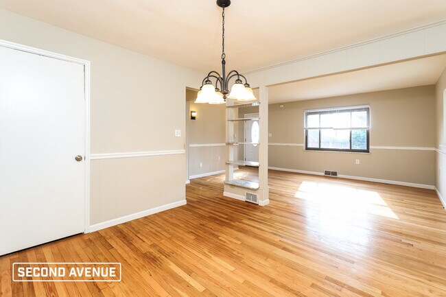 Building Photo - 2015 Plainview Ave