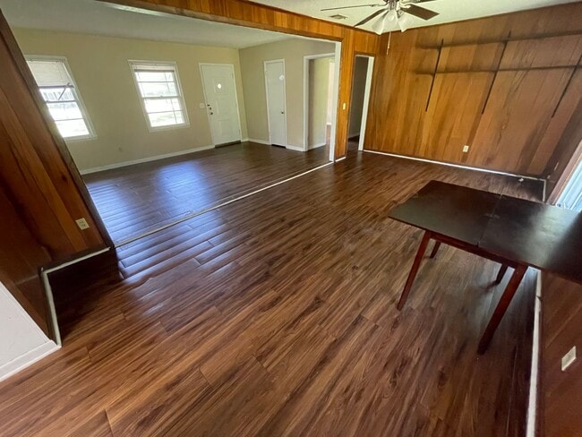 Building Photo - 223 S Edgewood Dr