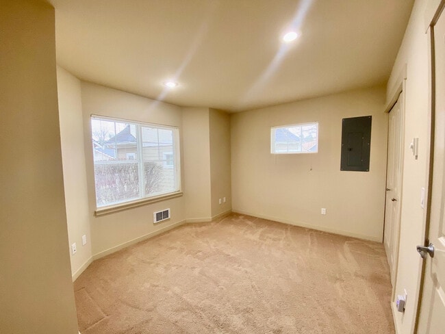 Building Photo - 16605 33rd Ave W