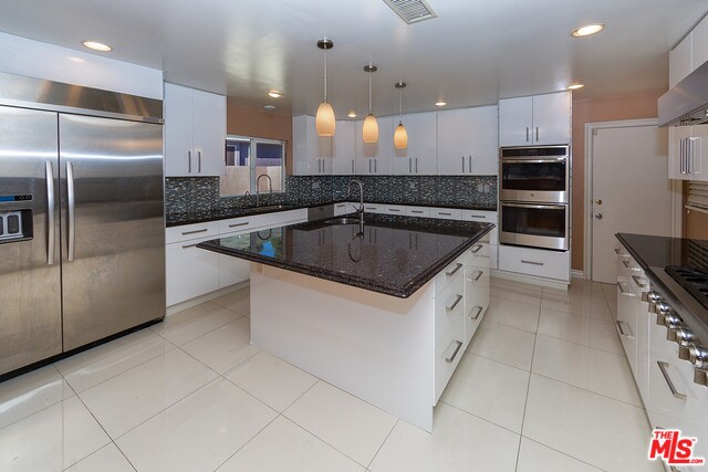 Building Photo - 9132 Hillsboro Dr