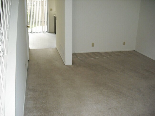 Building Photo - Gorgeous 2 story 2 bedroom 2 bath Townhome