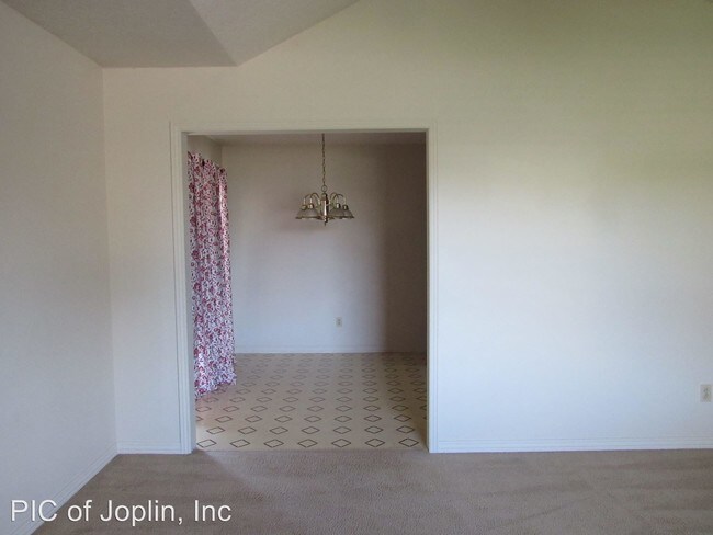 Building Photo - 2 br, 2 bath House - 501 W. Briarbrook