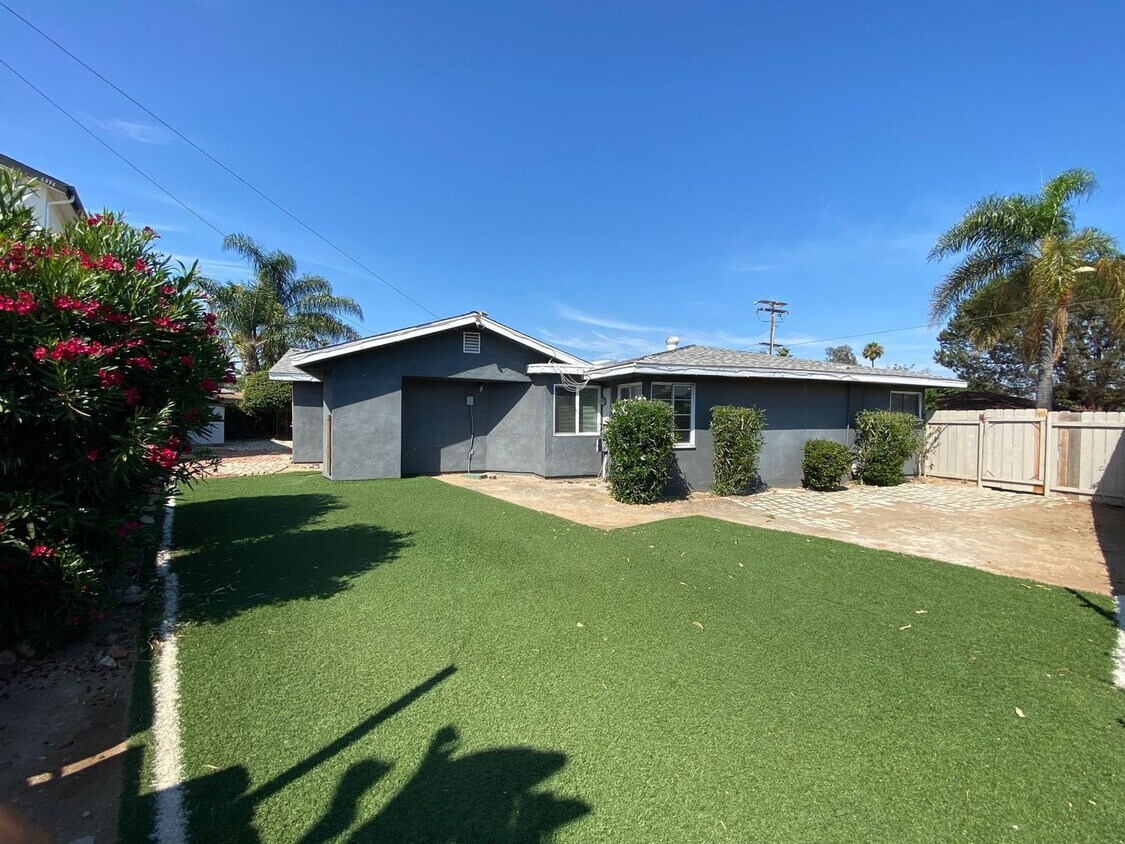 Foto principal - 8BD/3BA, Large Yard w/ Turf!