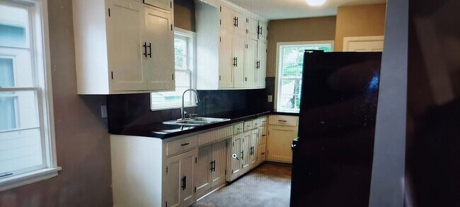Building Photo - 6 Bed, 3 bath, Home