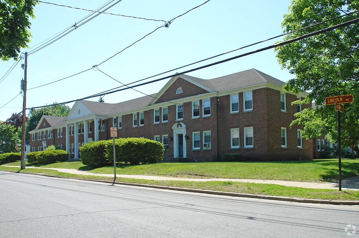 Williamsburg Court Apartments in Saratoga Springs, NY