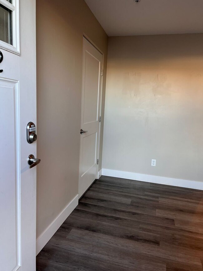 Foto del edificio - Clean & Modern 2 Bed, 1 Bath Apartment for Rent