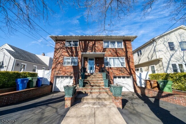 Building Photo - 105 E Morris Ave