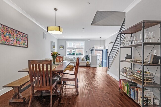 Building Photo - Beautiful 3 floor townhome next to Dickins...
