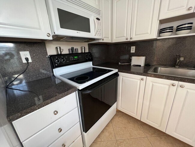 Building Photo - 715 Normandy Ln