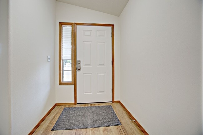 Building Photo - 3Bd/2Ba Home in Milwaukie ~ New Hard Surface Flooring, Carpet, and Paint, Washer/Dryer Hook Ups, ...
