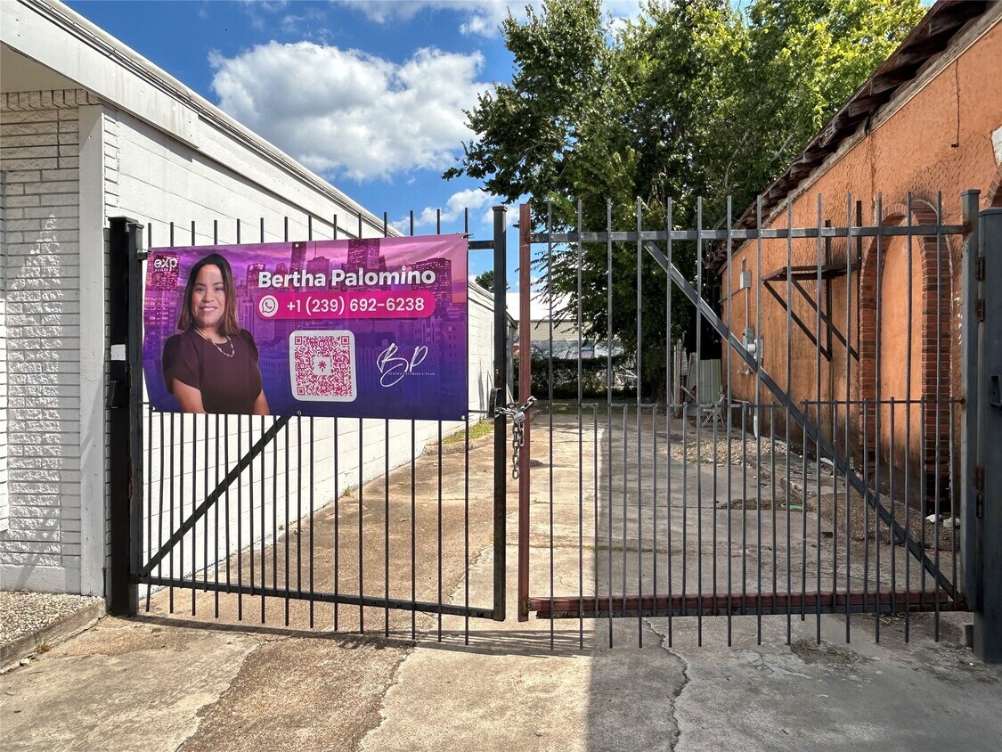 Foto del edificio - 1804 N Main St