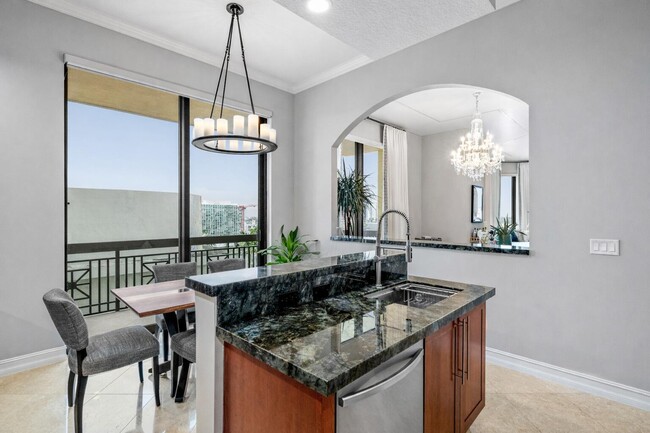 Building Photo - 701 S Olive Ave